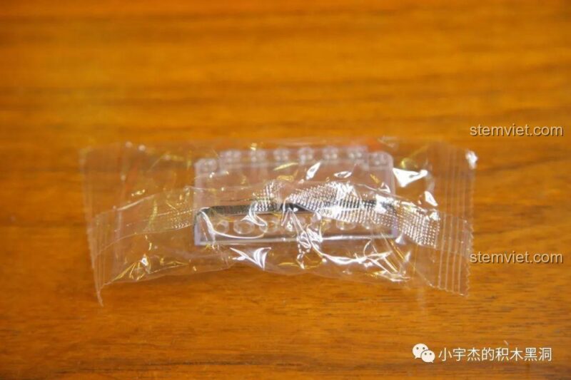 Kính chắn gió trong suốt của WOMA C0625 được đóng gói riêng để chống trầy xước.