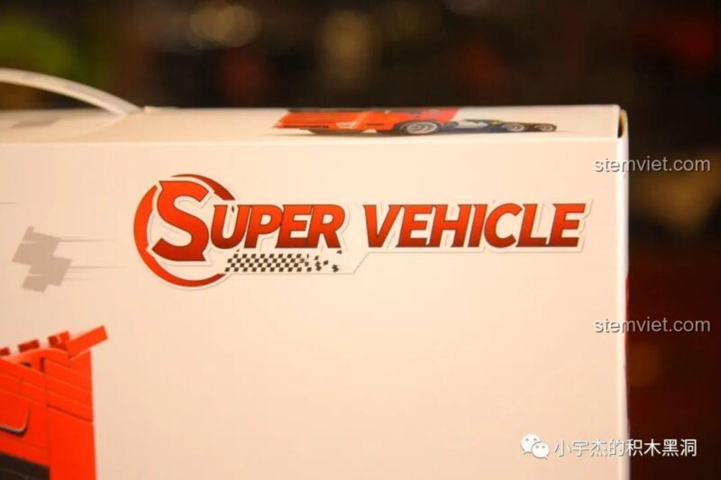 Logo Super Vehicle trên hộp bộ xếp hình Xe Đầu Kéo Hạng Nặng WOMA C0625, một lựa chọn đồ chơi thông minh cho con trai.