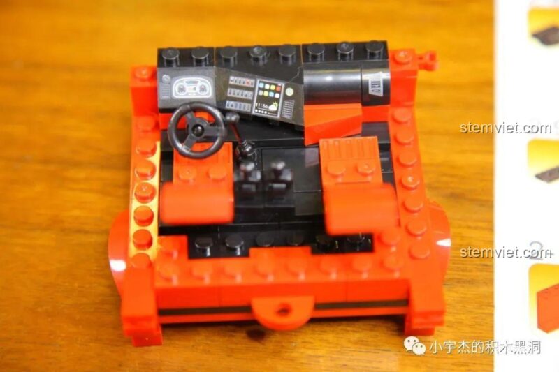 Nội thất cabin chi tiết của mô hình xe đầu kéo WOMA C0625 với vô lăng và bảng điều khiển.