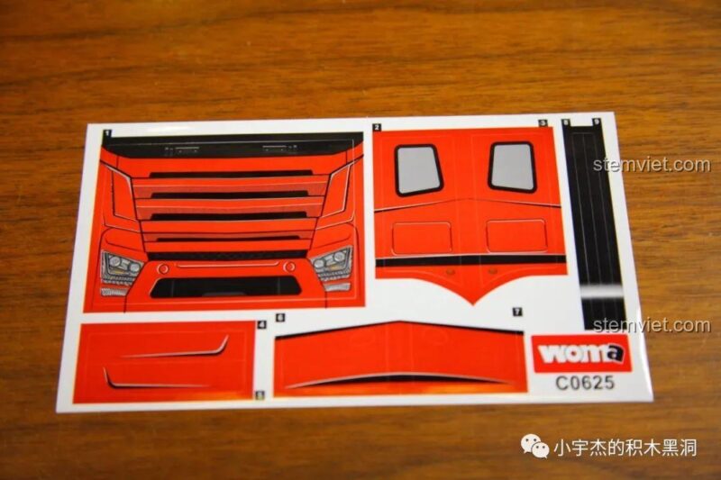 Tấm decal chất lượng cao của bộ lắp ráp WOMA C0625 giúp tăng độ chi tiết cho mô hình xe đầu kéo.