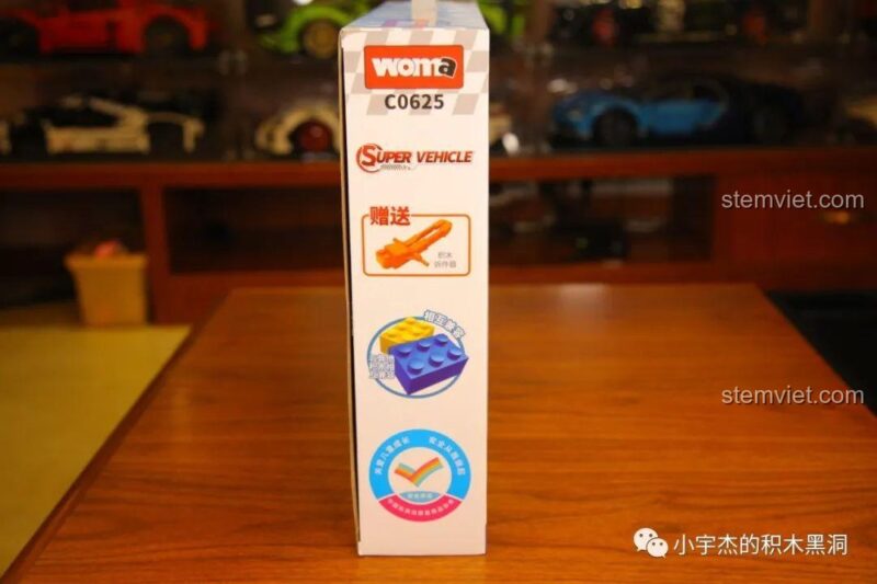 Cạnh hộp WOMA C0625 giới thiệu về quà tặng kèm, tính tương thích và chứng nhận an toàn của sản phẩm.
