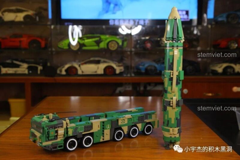 Mô hình đồ chơi lắp ráp Xe quân sự Đông Phong-21D WOMA C0893 đã hoàn thiện, 1100 chi tiết, thiết kế ngụy trang pixel ấn tượng, cho bé trai 6 tuổi.