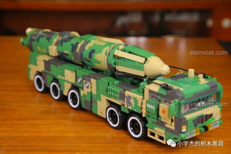 Ba minifigures lính đi kèm bộ đồ chơi Xe quân sự Đông Phong-21D 893, trang bị đầy đủ, sẵn sàng cho các nhiệm vụ quân sự.