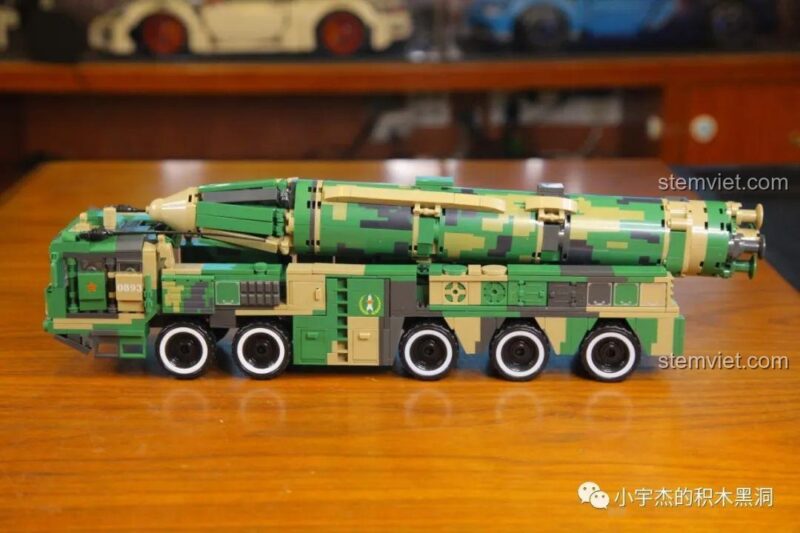 Mô hình bộ xếp hình WOMA C0893 với tên lửa được nâng lên ở nhiều góc độ, thể hiện tính năng linh hoạt, đồ chơi quân sự cho bé trai 6 tuổi.