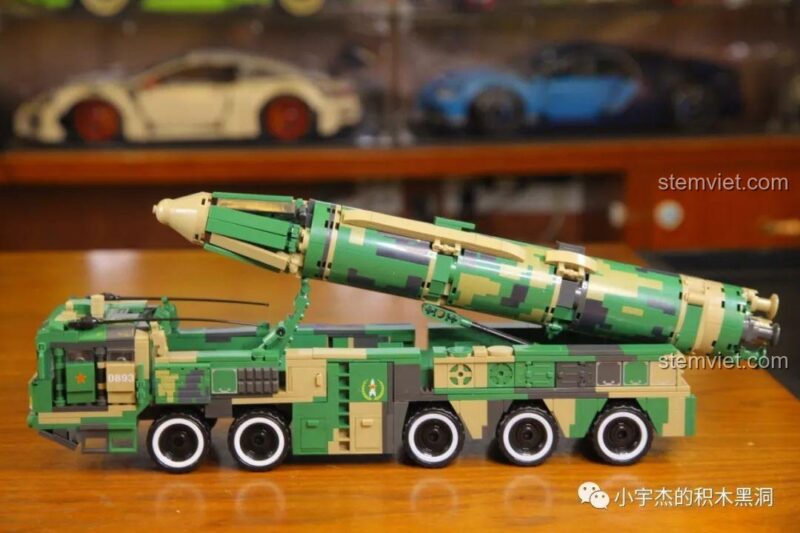Góc nhìn chi tiết mô hình đồ chơi lắp ghép C0893 với tên lửa nâng cao, thể hiện sự chân thực và tỉ mỉ, phù hợp bé trai đam mê quân sự.
