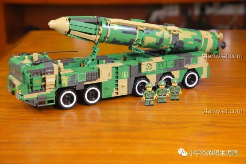 Toàn bộ bộ đồ chơi Xe phóng tên lửa Đông Phong-21D C0893 với 1100 mảnh ghép và 3 minifigures, sẵn sàng cho bé trai 6 tuổi khám phá.