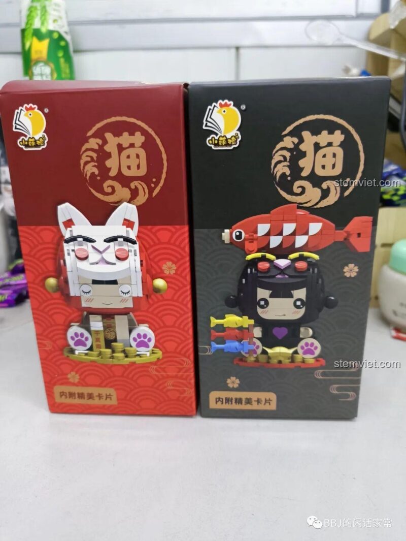 Hai mô hình Mèo Thần Tài 2053 và Mèo Cẩm Thụy 2054 đặt cạnh nhau.