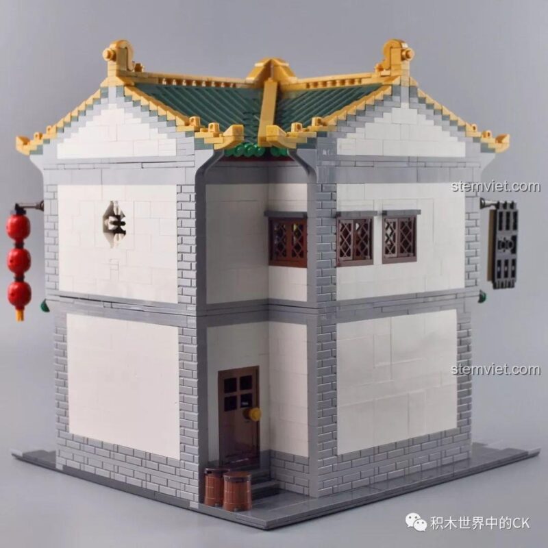 Mô hình có thiết kế module, có thể tách rời 3 phần: mái, tầng 2 và tầng 1 để khám phá nội thất.