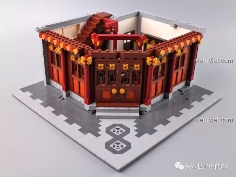 Lắp ráp sàn và tường bao của tầng 2, tạo không gian mở với ban công và cửa sổ.