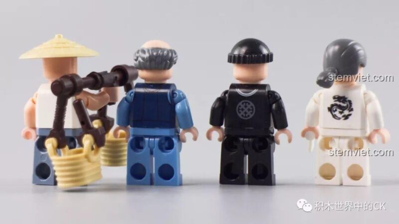 Mặt sau của 4 nhân vật minifigure nam, thể hiện các chi tiết in ấn sắc nét.