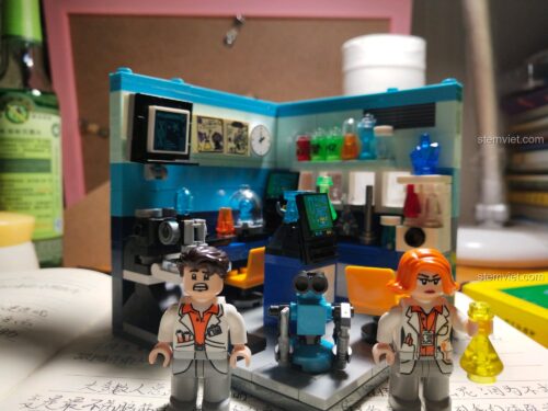 Mô hình phòng lab khoa học Xingbao 01402B sau khi lắp ráp, gồm 2 minifigures nhà khoa học nam và nữ.