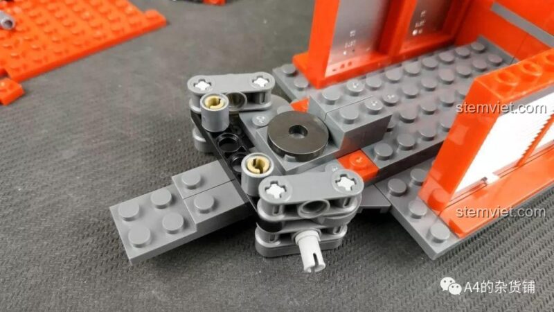 Lỗi thiết kế khiến cửa khoang của bộ lắp ghép Xingbao XB-03030 Xe Cứu Hỏa Chữa Cháy dễ bị bật ra, ảnh review, cho bé trai 6 tuổi.