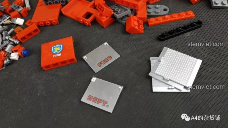 Phần đuôi xe của đồ chơi mô hình Xingbao XB-03030 Xe Cứu Hỏa Chữa Cháy với cơ chế xoay, cho bé trai 6 tuổi.