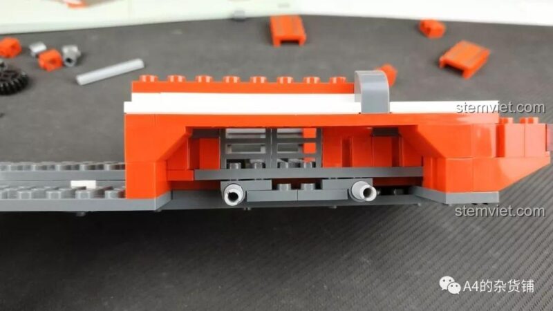 Bước 1 lắp ráp bộ đồ chơi Xingbao XB-03030 Xe Cứu Hỏa Chữa Cháy, bắt đầu xây dựng khung xe, cho bé trai 6 tuổi.