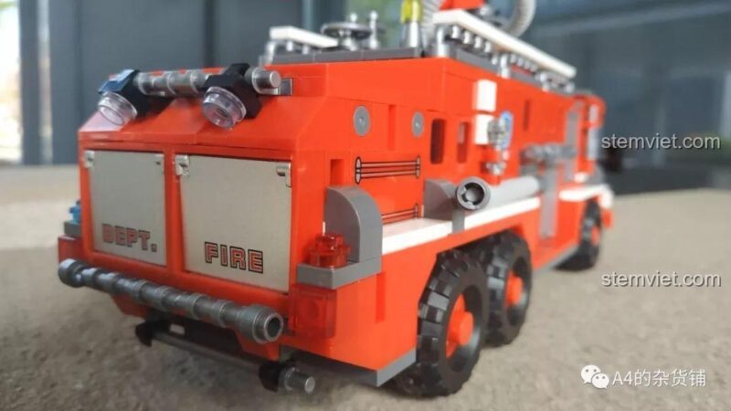 Mặt sau hộp đồ chơi lắp ráp Xingbao XB-03030 Xe Cứu Hỏa Chữa Cháy, thể hiện các tính năng đặc biệt của mô hình, cho bé trai 6 tuổi.
