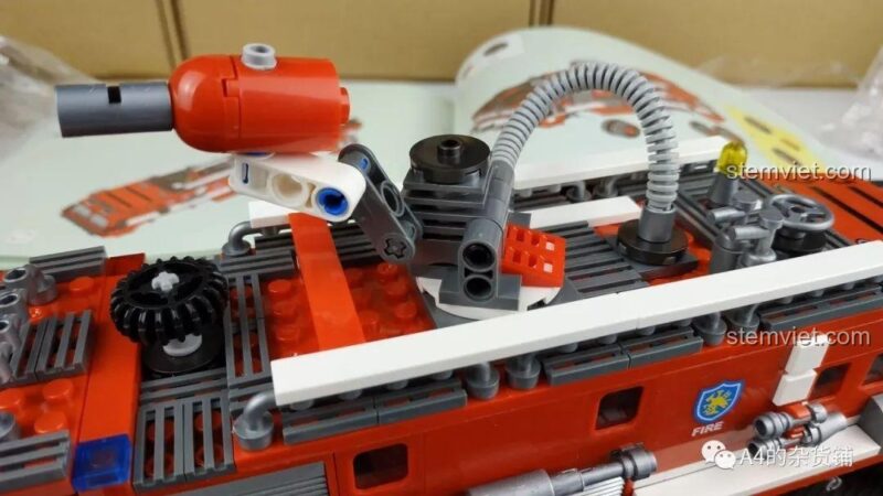 Bước 4 lắp ráp đồ chơi mô hình Xingbao XB-03030 Xe Cứu Hỏa Chữa Cháy, các chi tiết cuối cùng, cho bé trai 6 tuổi.