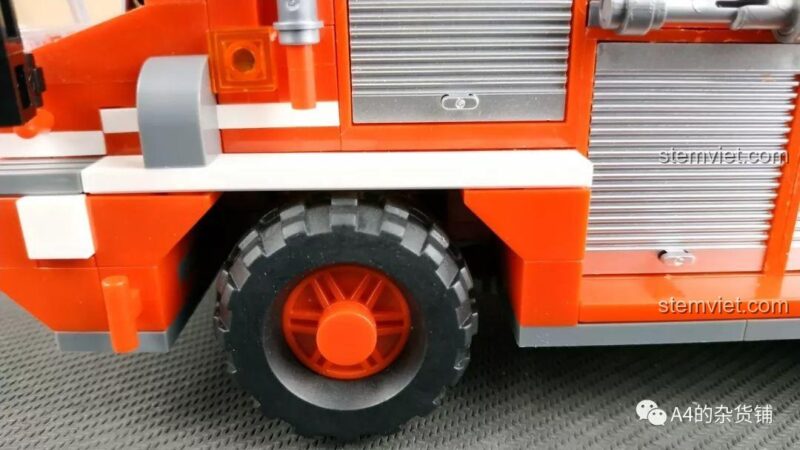 Mô hình lắp ráp hoàn chỉnh Xingbao XB-03030 Xe Cứu Hỏa Chữa Cháy cùng minifigure và ống nước, ảnh review, cho bé trai 6 tuổi.