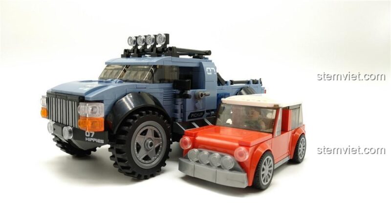 Bộ xếp hình Xe bán tải off-road so kè với một chiếc xe mini màu đỏ.