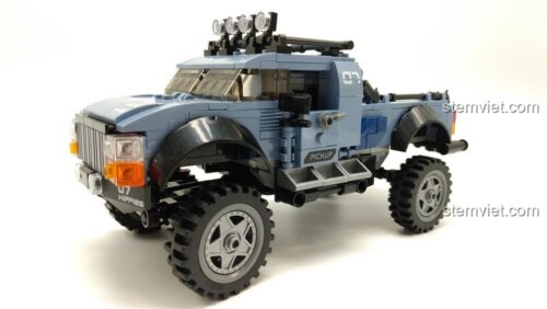 Mô hình hoàn thiện của đồ chơi mô hình XINGBAO XB-03032, một chiếc xe bán tải off-road màu xanh lơ hầm hố.