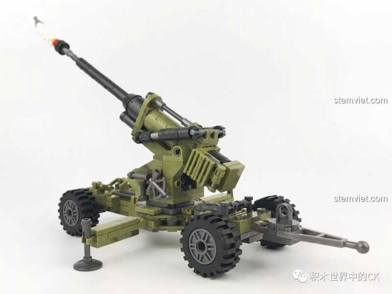 Mô hình Pháo Quân Sự XINGBAO XB 06011 đã lắp ráp, góc nhìn ngang với nòng pháo hướng lên, thể hiện tính năng điều chỉnh góc bắn