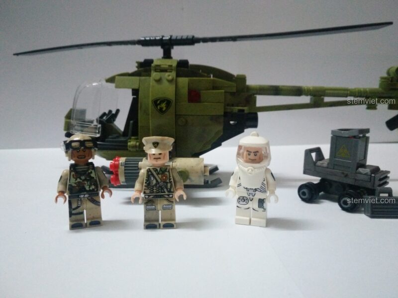 Toàn cảnh bộ đồ chơi lắp ráp Xingbao XB-06013 Trực Thăng Quân Sự Hạng Nhẹ Light Hawk, kèm 3 minifigures và phụ kiện, đồ chơi mô hình giá tốt cho bé trai 6 tuổi, ảnh review.