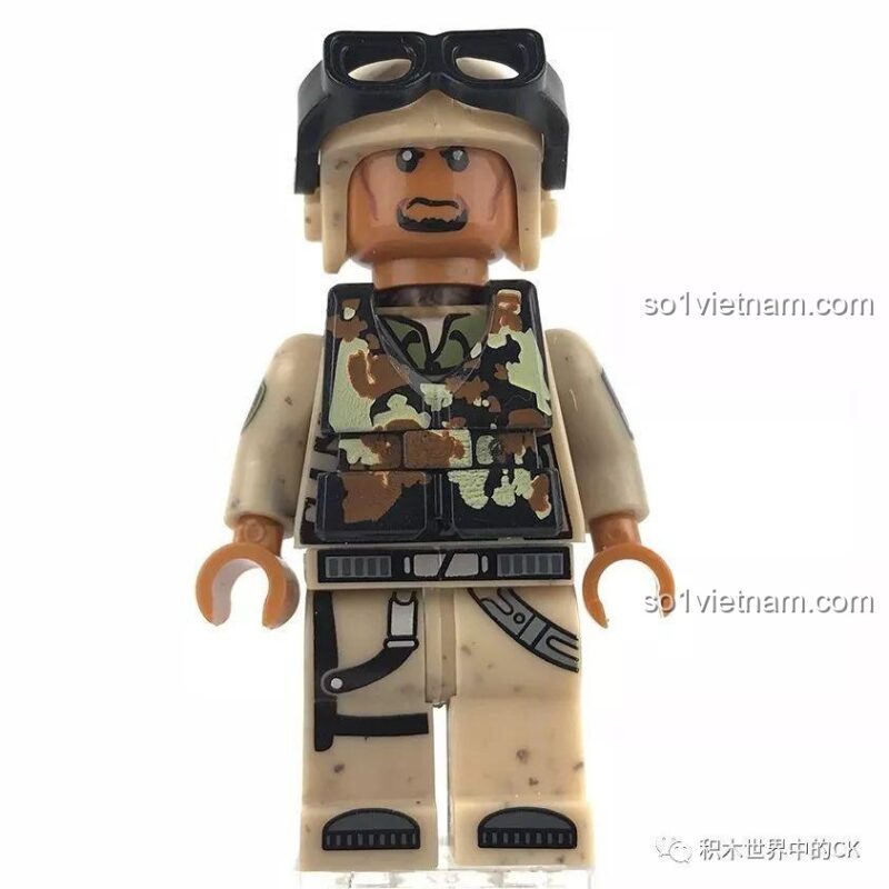 Minifigure Kate với trang phục rằn ri và kính bảo hộ, từ bộ đồ chơi lắp ráp Xingbao XB-06013 Trực Thăng Quân Sự, đồ chơi lắp ráp cho bé trai 6 tuổi, ảnh review.