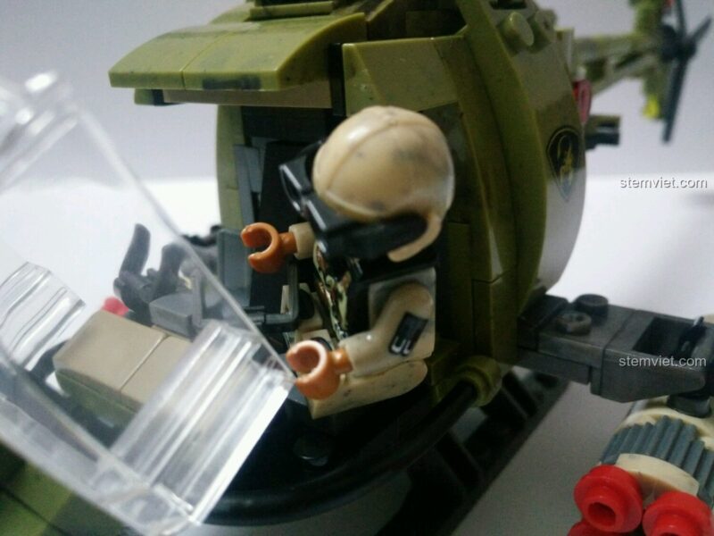 Minifigure ngồi trong buồng lái của bộ lắp ghép Xingbao XB-06013 Trực Thăng Quân Sự, thể hiện khả năng tương tác của đồ chơi lắp ráp, ảnh review.