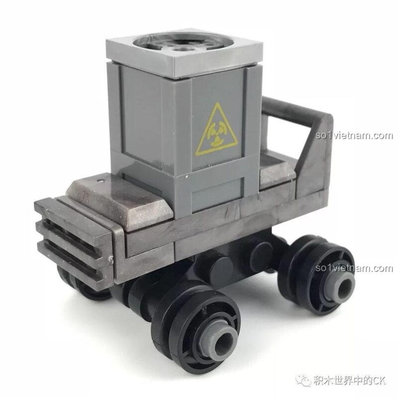Xe đẩy mẫu vật với biểu tượng phóng xạ trên nền trắng, phụ kiện của bộ đồ chơi lắp ráp Xingbao XB-06013, đồ chơi mô hình cho bé trai, ảnh review.