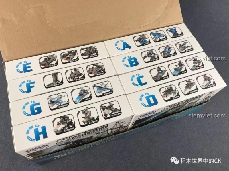 Bên trong hộp lớn là 8 hộp nhỏ được đánh dấu từ A đến H của bộ Hạm Đội Không Gian 8 trong 1 XINGBAO.
