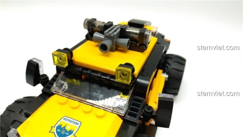 Chi tiết phần nóc xe của Xe địa hình thám hiểm XB-15002, trang bị dàn đèn trợ sáng và các phụ kiện.