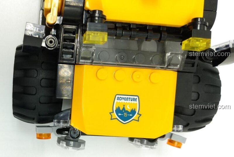 Cận cảnh sticker 'Adventure' trên nắp capo của đồ chơi xếp hình XINGBAO, một lựa chọn thay thế LEGO® giá tốt.