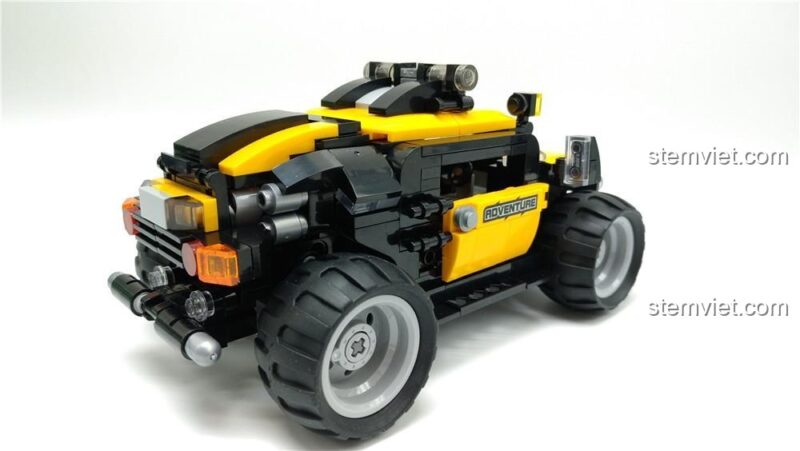 Góc nhìn từ phía sau của bộ lắp ghép Xe off-road khám phá rừng rậm 15002, cho thấy phần đuôi xe và bánh xe lớn.