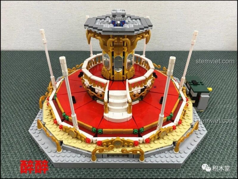 Cấu trúc trung tâm của Vòng Quay Ngựa Gỗ Giấc Mơ Cổ Tích Andersen XINGBAO XB-30001 với các lan can trắng và chi tiết vàng, tạo không gian cho các con vật.