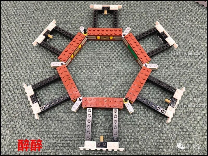 Mô hình con vật màu vàng (cá ngựa) của bộ lắp ghép XINGBAO XB-30001 Vòng Quay Ngựa Gỗ Giấc Mơ Cổ Tích Andersen, với chi tiết vây đỏ, mang lại vẻ đẹp biển cả.