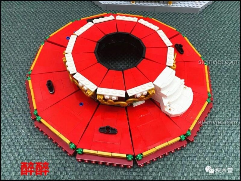 Phần đế màu đỏ của Vòng Quay Ngựa Gỗ Giấc Mơ Cổ Tích Andersen XINGBAO XB-30001 đã được lắp ráp hoàn chỉnh, sẵn sàng cho các chi tiết trang trí.