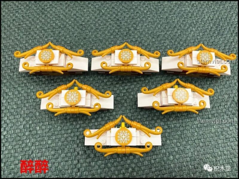 Phần mái của bộ lắp ghép XINGBAO XB-30001 Vòng Quay Ngựa Gỗ Giấc Mơ Cổ Tích Andersen với trụ đỡ trung tâm, tạo hình dáng mái vòm đặc trưng.