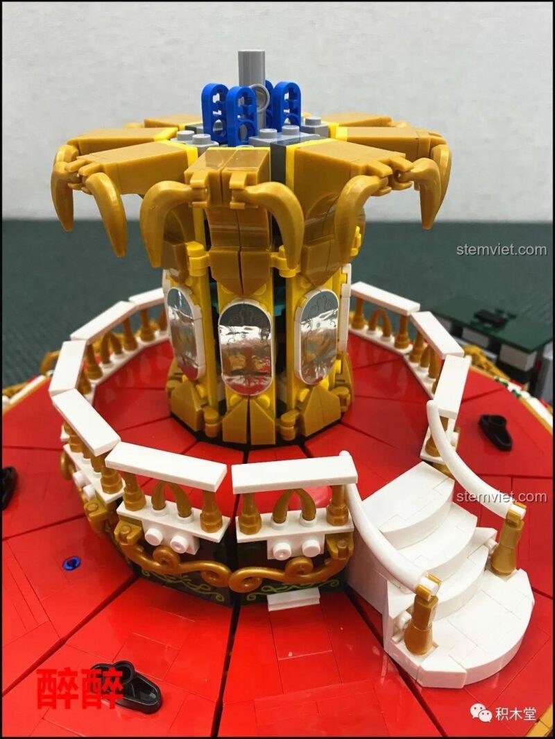 Các chi tiết trang trí màu vàng và trắng của bộ đồ chơi XINGBAO XB-30001 Vòng Quay Ngựa Gỗ Giấc Mơ Cổ Tích Andersen, tạo điểm nhấn tinh xảo cho mô hình.