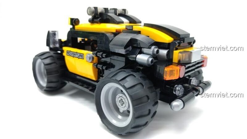 Ảnh chụp từ phía sau của đồ chơi xếp hình XINGBAO XB-15002, làm nổi bật hệ thống đèn hậu và cản sau chắc chắn.