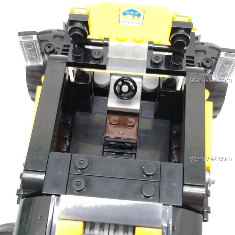 Nội thất khoang lái của chiếc xe dã chiến XB15002, có vô lăng và ghế ngồi cho minifigure.