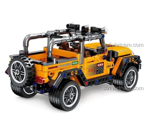 Xe Jeep địa hình điều khiển từ xa Xingleshi FF10015 màu vàng, có lốp dự phòng phía sau, đèn hậu, ống xả, khung bảo vệ. Độ tuổi khuyến nghị 6+.