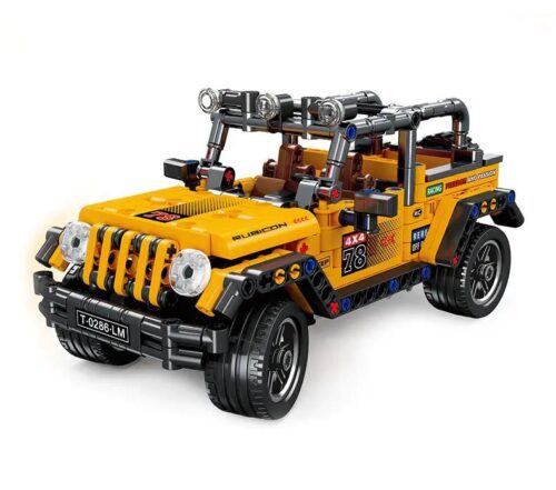 Xe Jeep địa hình điều khiển từ xa Xingleshi FF10015 màu vàng, có đèn pha, lưới tản nhiệt đặc trưng, bánh xe lớn, lốp gai, khung bảo vệ trên nóc xe, lốp dự phòng phía sau. Độ tuổi khuyến nghị 6+.