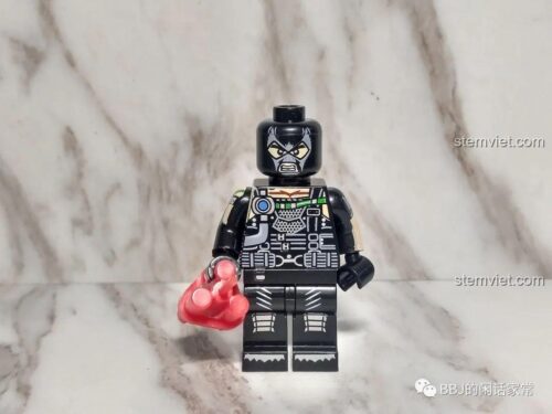 Cận cảnh minifigure Bane XINH 1017 với chi tiết in sắc nét trên thân. Đồ chơi lắp ráp nhân vật phản diện Bane.