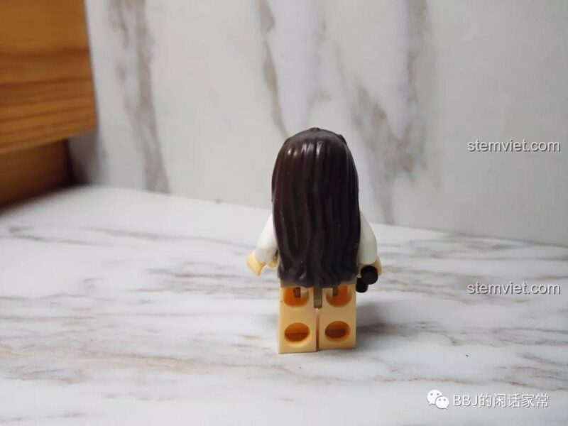 Ảnh review chi tiết sau lưng của đồ chơi mô hình Công chúa Leia Organa XINH 491.