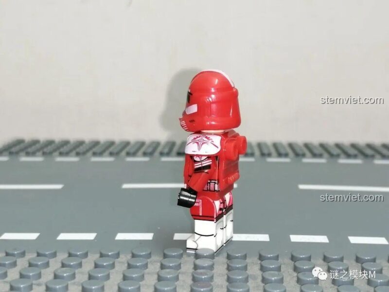 Mặt sau của Minifigure chỉ huy Coruscant Guard Fox XINH, thể hiện chi tiết in ấn sắc nét