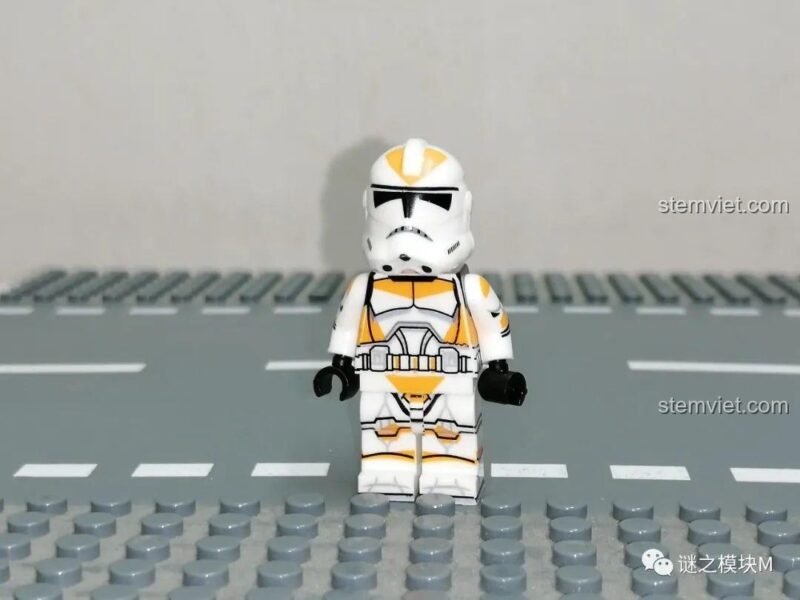 Mặt sau của Minifigure lính 212th Attack Battalion XINH, thể hiện chi tiết in ấn sắc nét