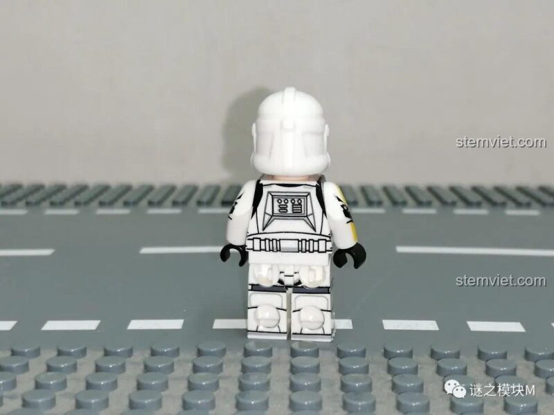 Minifigure lính 327th Attack Battalion XINH, góc nhìn bên hông, thể hiện độ khớp nối linh hoạt