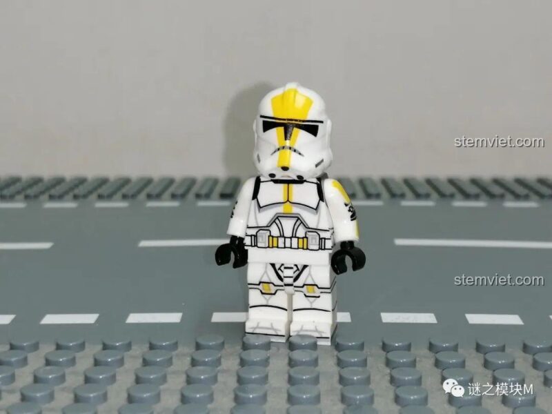 Mặt sau của Minifigure lính 327th Attack Battalion XINH, thể hiện chi tiết in ấn sắc nét