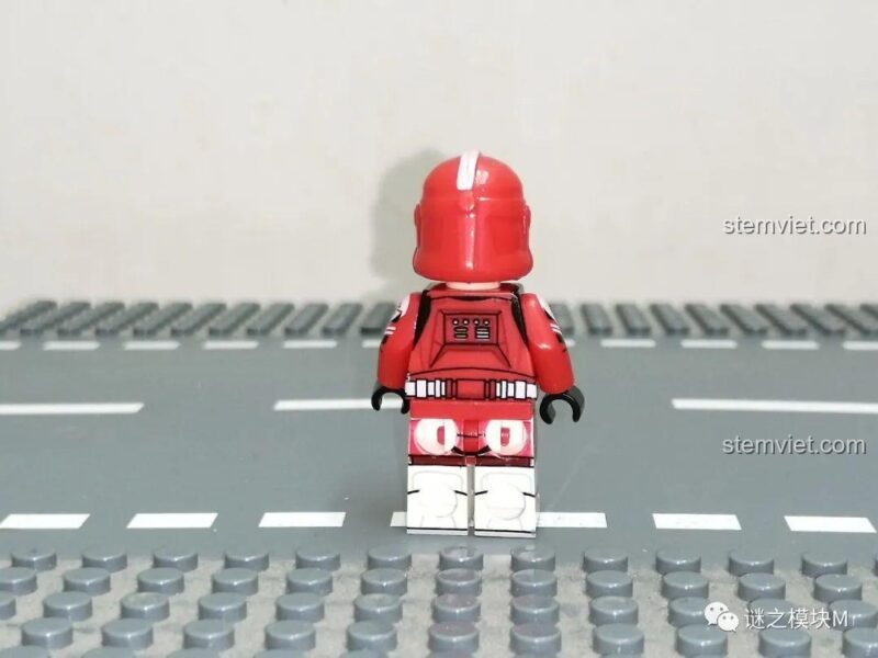 Minifigure 212th Attack Battalion Trooper, một chiến binh dũng cảm trong đồ chơi mô hình XINH-X0300, với màu cam đặc trưng.