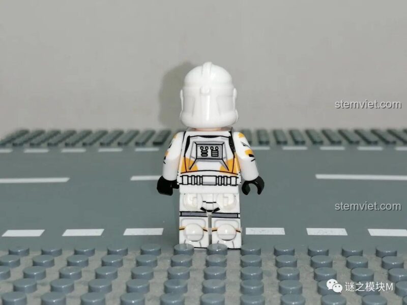 Mặt sau của Minifigure 212th Attack Battalion Trooper, chi tiết in ấn rõ ràng, là một phần của Minifigure Lính Quân Đoàn Star Wars 0300.