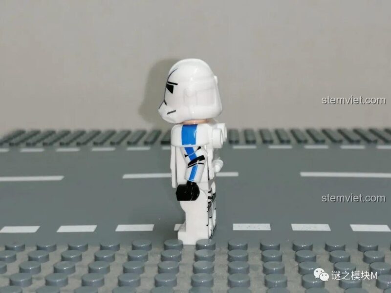 Góc nghiêng của Minifigure 501st Legion Dogma, thể hiện thiết kế độc đáo của bộ lắp ghép XINH X0300.